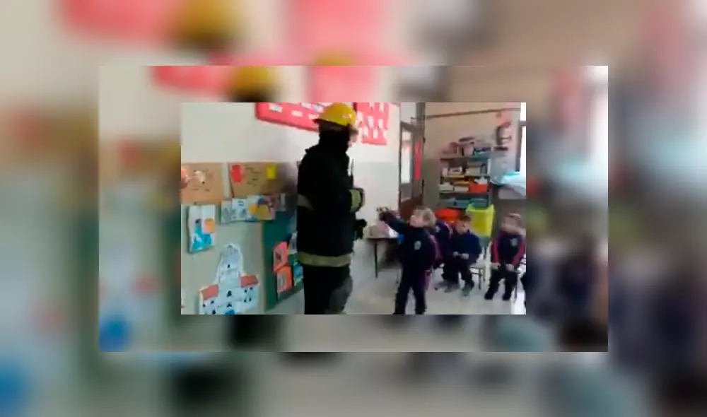 Bombero estaba dando una charla de su trabajo en un jardín de niños y los niños empezaron a reclamarle por haberles cortado la luz
