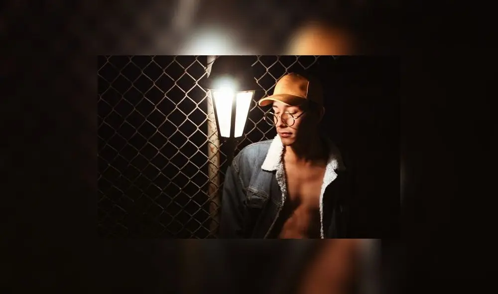 Miguel Martínez decidió vestir un desenfadado atuendo para su ceremonia de graduación. Foto: Facebook. Miguel Martínez decidió vestir un desenfadado atuendo para su ceremonia de graduación. Foto: Facebook.