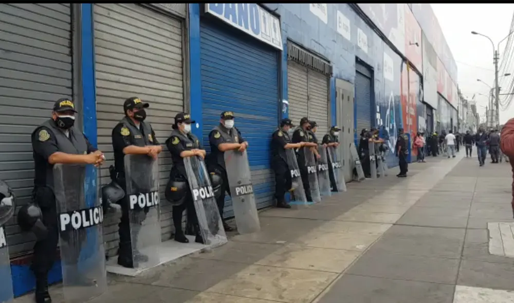 En las entradas de las galerías se ubicarán efectivos policiales para verificar la procedencia legal de los teléfonos. Foto: Jessica Merino / URPI - GLR En las entradas de las galerías se ubicarán efectivos policiales para verificar la procedencia legal de los teléfonos. Foto: Jessica Merino / URPI - GLR