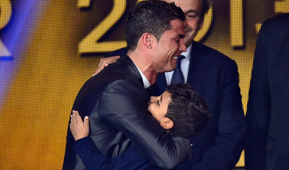 Cristiano Ronaldo se conmovió al enseñarle a su hijo mayor el lugar donde vivió cuándo tenía 12 años. | Foto: AFP