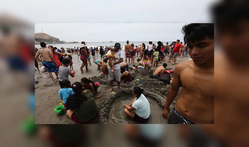 Agua Dulce se vio repleta de personas, quienes llegaron con sombrillas y muchas ganas de pasar el primer día del año. (Foto: Jorge Cerdán / La República)