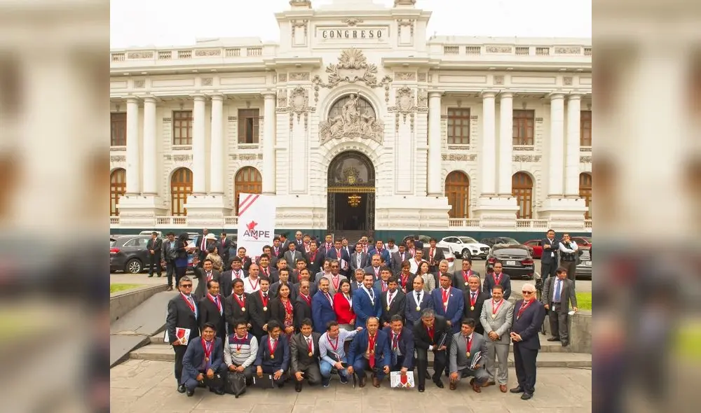 Presidente de la AMPE juramentó a 75 alcaldes de las regiones del Perú Presidente de la AMPE juramentó a 75 alcaldes de las regiones del Perú