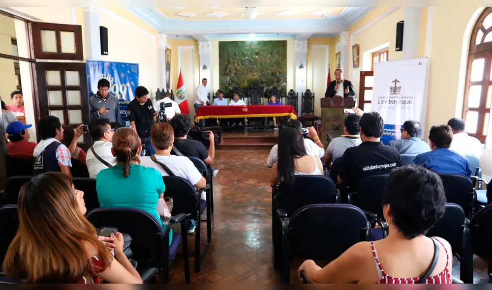 Anuncian llegada del presidente Martin Vizcarra Cornejo.