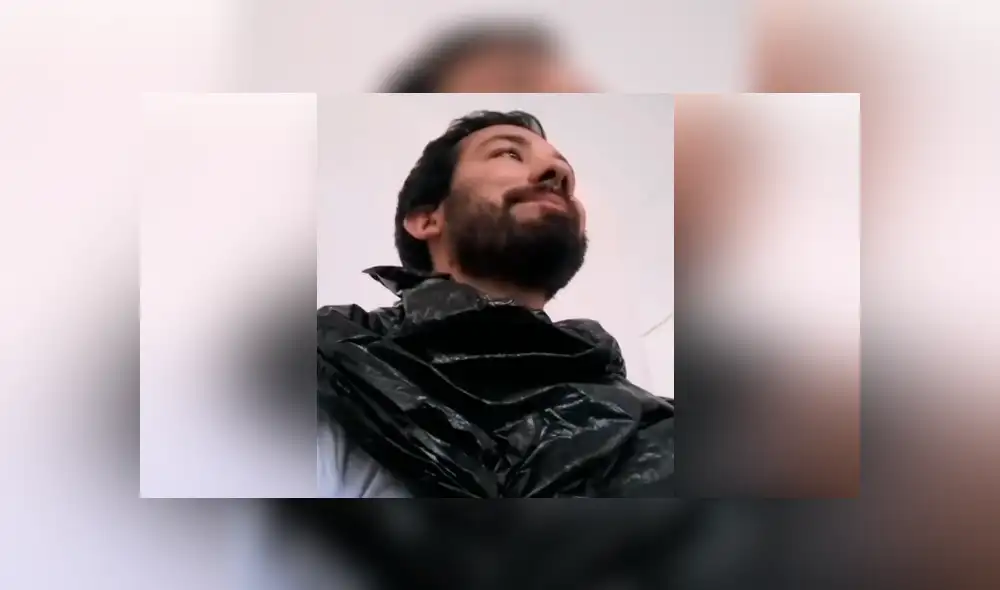 El muchacho publicó en su cuenta de Facebook el ingenioso método que utilizó para que le tomen su foto del pasaporte.