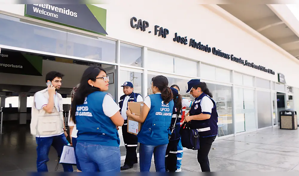 Problema. El protocolo de seguridad en el aeropuerto José Quiñones se activó para un efectivo tamizaje de pasajeros.