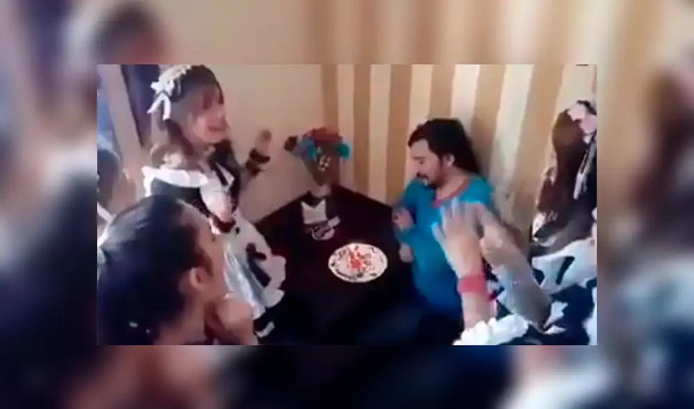 Facebook: Joven 'otaku' recibe peculiar 'regalo' de cumpleaños y su reacción sorprende a miles [VIDEO]
