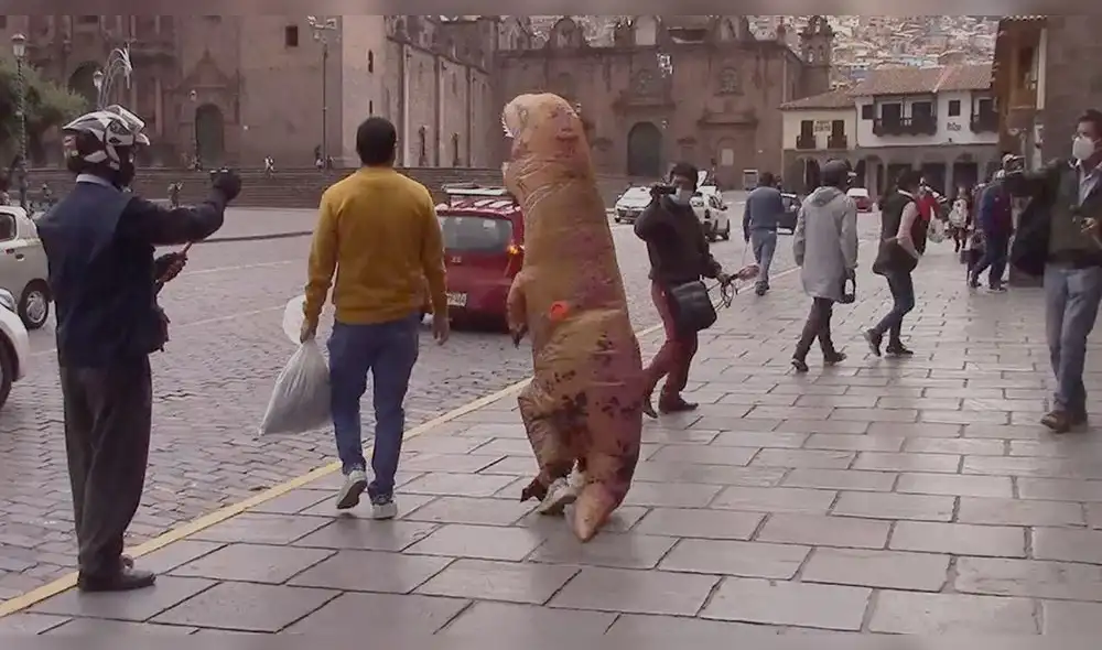 Turista recorre las calles de Cusco y capta la atención por el disfraz que lleva. Foto: Captura video