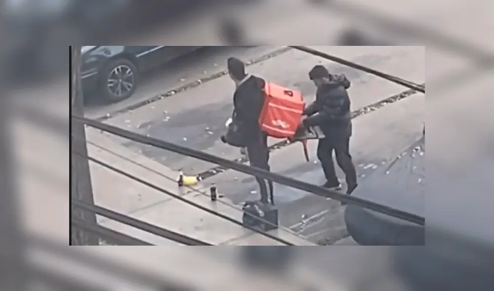 Captan a motorizados comiendo los pedidos de sus clientes. Foto: captura Captan a motorizados comiendo los pedidos de sus clientes. Foto: captura