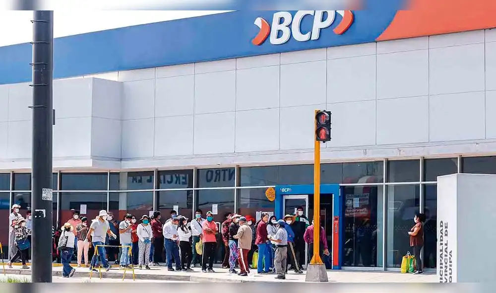 aglomeraciones. Miles de ciudadanos llegan a los bancos para efectuar trámites, ese se convirtió en foco de contagio. aglomeraciones. Miles de ciudadanos llegan a los bancos para efectuar trámites, ese se convirtió en foco de contagio.