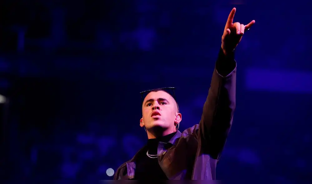 Bad Bunny sufre incidente con un zapato en pleno concierto con J Balvin