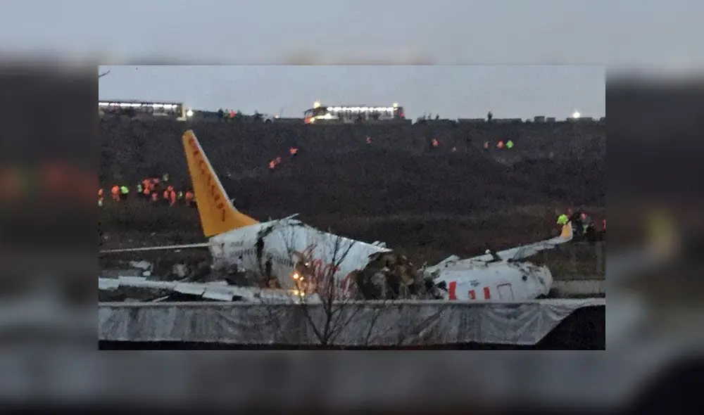 Al interior del avión se quedaron pasajeros encerrados. Al interior del avión se quedaron pasajeros encerrados.