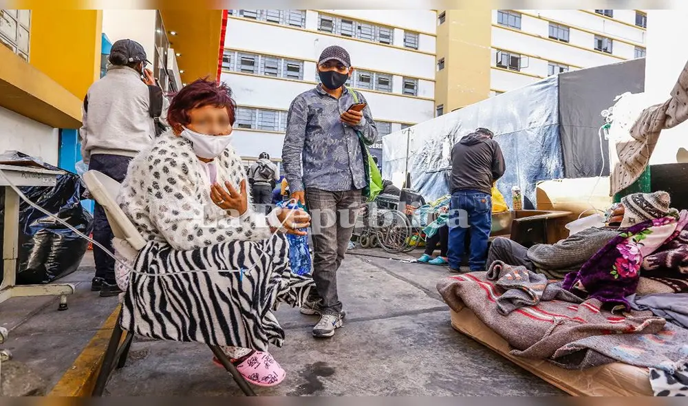 Hospital COVID-19 Arequipa. En las afueras hoy parece haber emergido una pequeña ciudad de personas que piden por vivir. Hospital COVID-19 Arequipa. En las afueras hoy parece haber emergido una pequeña ciudad de personas que piden por vivir.