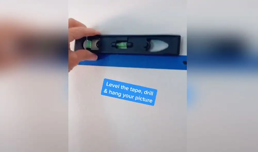 La usuaria enseñó paso a paso, cómo colocar un cuadro en la pared y que este se mantenga nivelado. Foto: TikTok