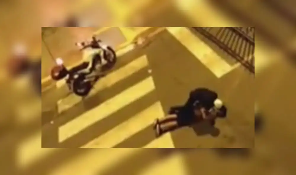 Policía tuvo que usar la fuerza para reducir a infractor. (Foto: Captura de video / América Noticias) Policía tuvo que usar la fuerza para reducir a infractor. (Foto: Captura de video / América Noticias)