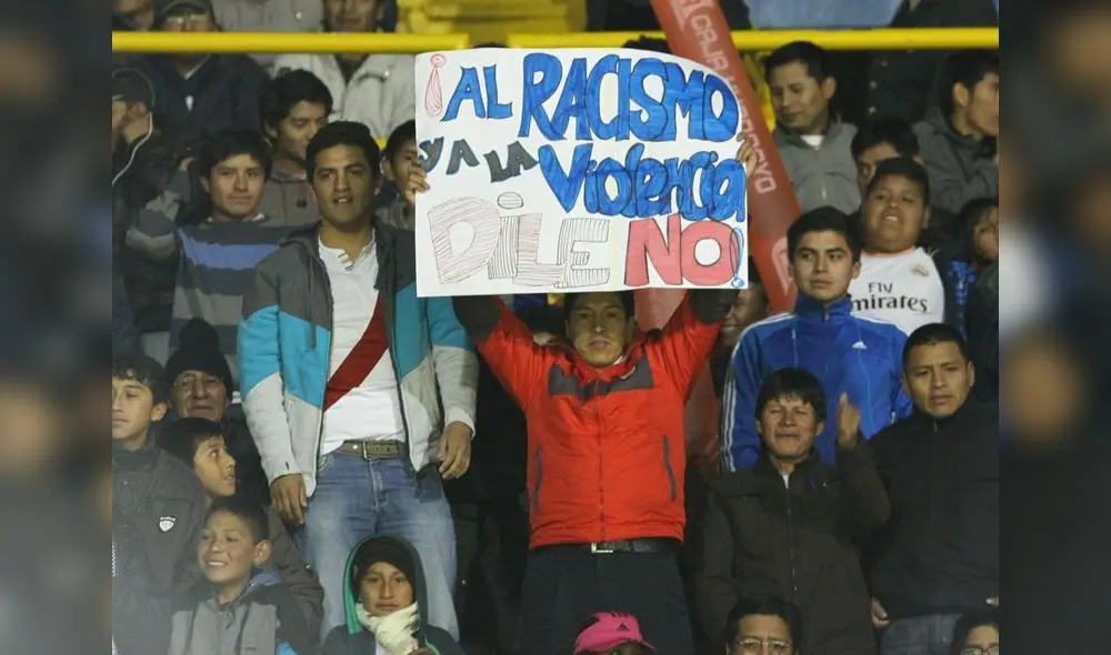 (11-03-14) HUANCAYO.-PARTIDO DE FUTBOL POR LA COPA LIBERTADORES 2014 JUGADO ENTRE REAL GARCILASO VS UNIVERSIDAD DE CHILE. HINCHAS BARRA DE GARCILASO CON UN CARTEL EN CONTRA DEL RACISMO Y EN ALUSION A TINGA (11-03-14) HUANCAYO.-PARTIDO DE FUTBOL POR LA COPA LIBERTADORES 2014 JUGADO ENTRE REAL GARCILASO VS UNIVERSIDAD DE CHILE. HINCHAS BARRA DE GARCILASO CON UN CARTEL EN CONTRA DEL RACISMO Y EN ALUSION A TINGA