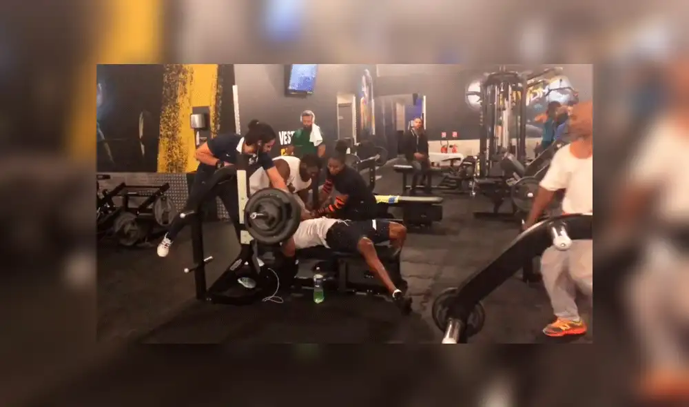YouTube viral: graban preciso instante en que deportista casi es decapitado por pesas [VIDEO]
