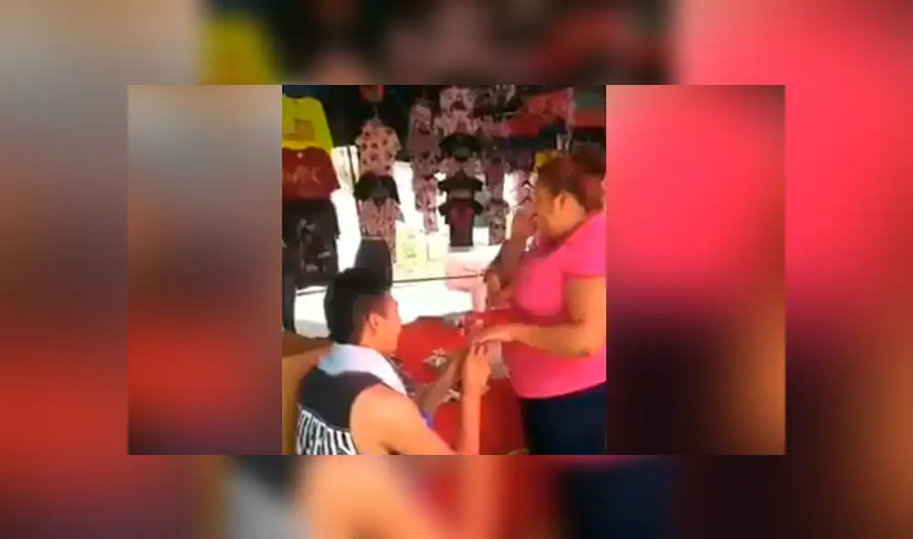 Joven tiene romántico gesto con su amada y le pide matrimonio en el lugar menos pensado Joven tiene romántico gesto con su amada y le pide matrimonio en el lugar menos pensado