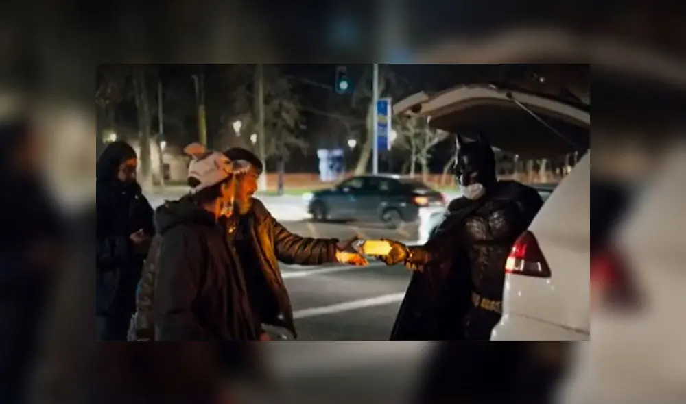 El hombre sale todos los días, luego de preparar ollas de comida. Foto: Captura/Teltrece El hombre sale todos los días, luego de preparar ollas de comida. Foto: Captura/Teltrece