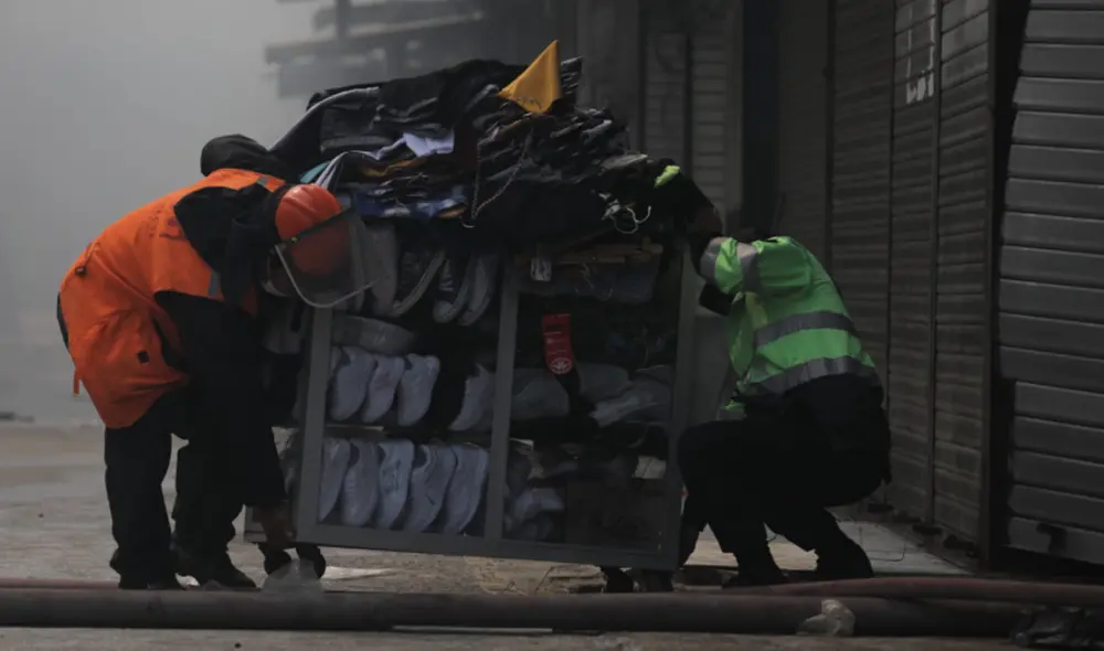 Comerciantes llegaron al mercado y se enfrentaron con la Policía para ingresar y recuperar parte de sus pertenencias. Foto: Jorge Cerdán / La República Comerciantes llegaron al mercado y se enfrentaron con la Policía para ingresar y recuperar parte de sus pertenencias. Foto: Jorge Cerdán / La República