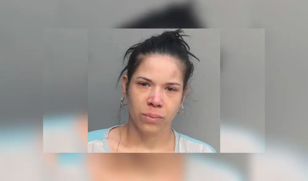 Intenta ahorcar a su bebé de seis meses y sus otros niños la detienen Intenta ahorcar a su bebé de seis meses y sus otros niños la detienen