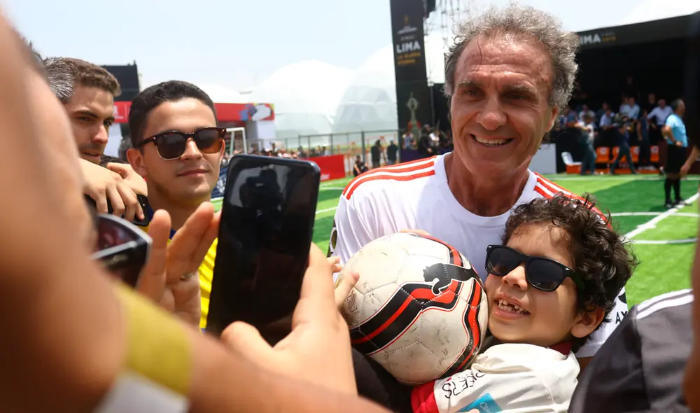 Oscar Ruggeri con sus fans peruanos en el fan fest de la final de la Copa Libertadores 2020. | Fofo: GLR Oscar Ruggeri con sus fans peruanos en el fan fest de la final de la Copa Libertadores 2020. | Fofo: GLR