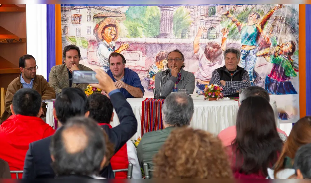 Escritores se mostraron agradecidos con el público Escritores se mostraron agradecidos con el público