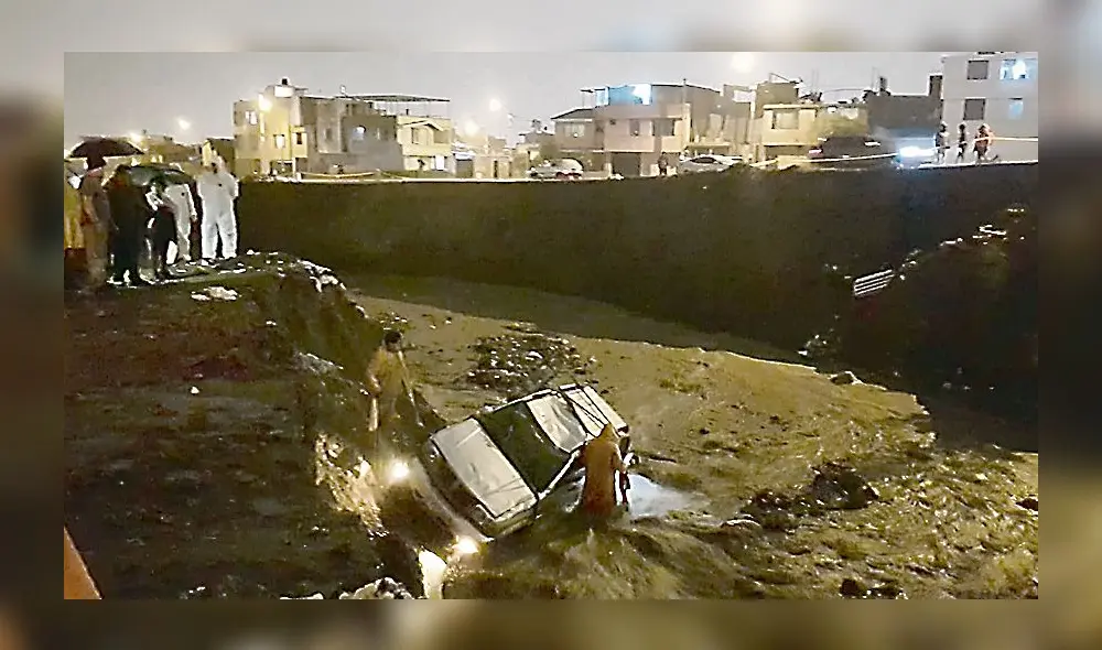 Accidente. Auto se desbarrancó en la zona del Badén.