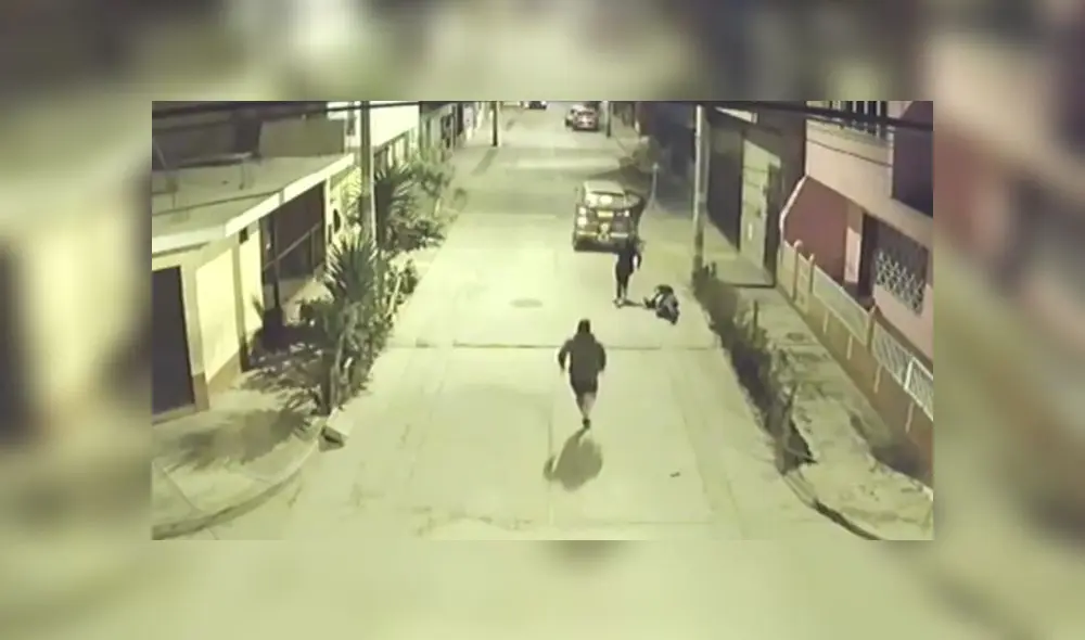 Tía de la víctima resultó con una herida en la pierna al tratar de perseguir a los hampones. (Foto: Captura de video / Latina Noticias) Tía de la víctima resultó con una herida en la pierna al tratar de perseguir a los hampones. (Foto: Captura de video / Latina Noticias)