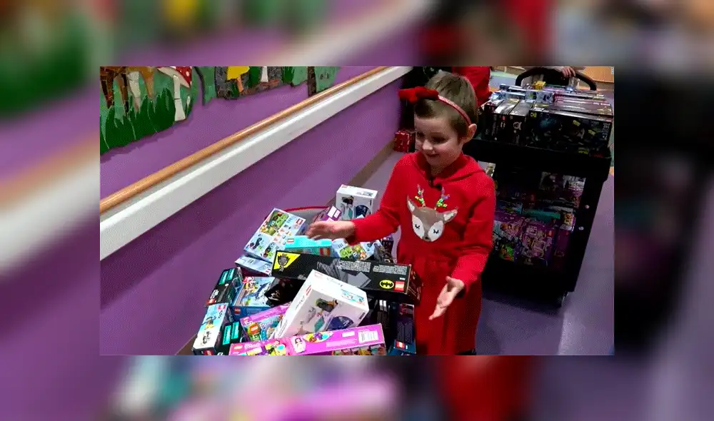 Poppy repartiendo regalos.