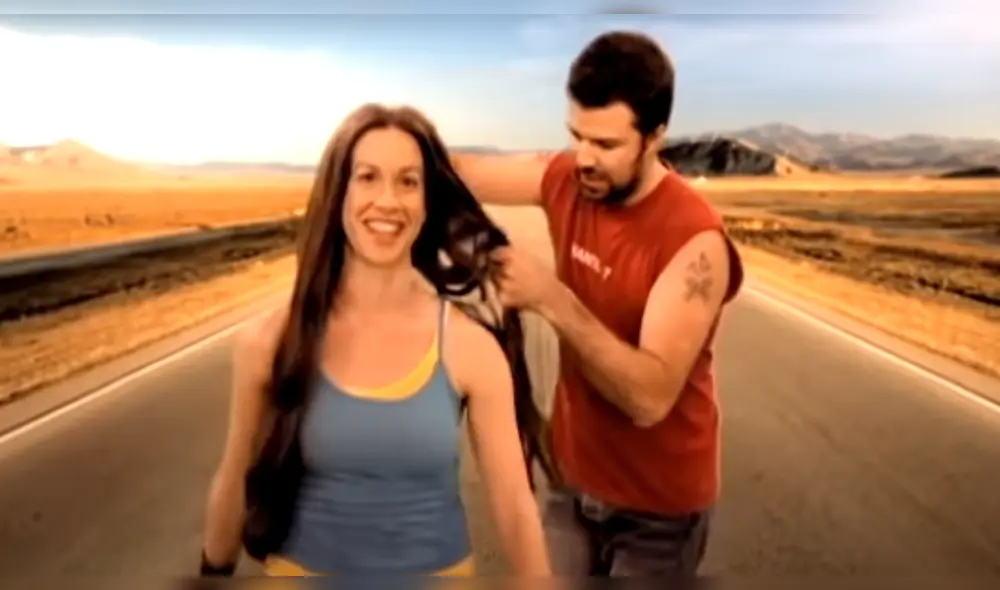 Sucedió en la primavera de 2004. Alanis Morisette, una de las cantantes más populares del mundo pidió que Pau Donés y su hermano Marc dirijan el videoclip de uno de sus temas. (Foto captura: YouTube) Sucedió en la primavera de 2004. Alanis Morisette, una de las cantantes más populares del mundo pidió que Pau Donés y su hermano Marc dirijan el videoclip de uno de sus temas. (Foto captura: YouTube)