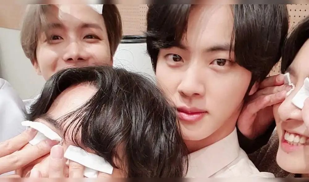 Desliza para ver más fotos de Jin de BTS.