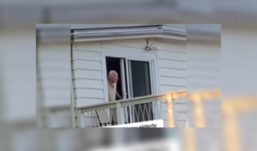 Desliza las imágenes para ver más detalles de esta tierna escena que es viral en YouTube.