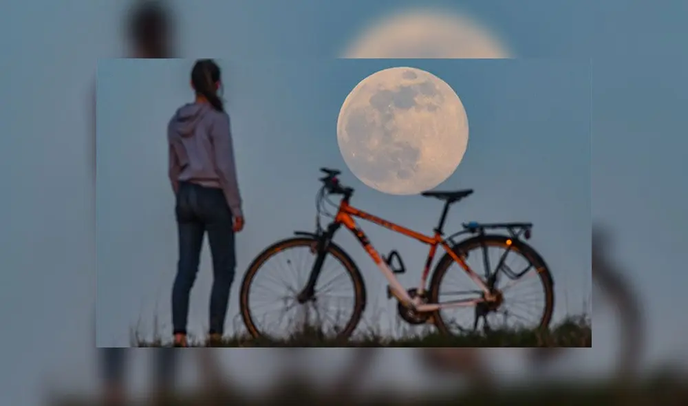Ciclista se detiene a observar la superluna en Alemania. Foto: AFP. Ciclista se detiene a observar la superluna en Alemania. Foto: AFP.