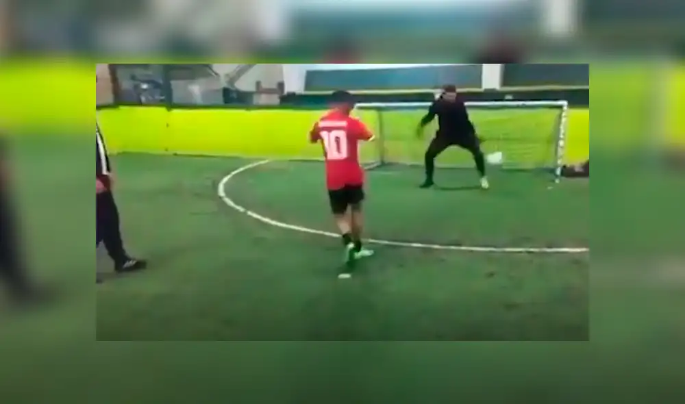 Facebook viral: futbolista patea increíble penal solo para burlarse del arquero [VIDEO]