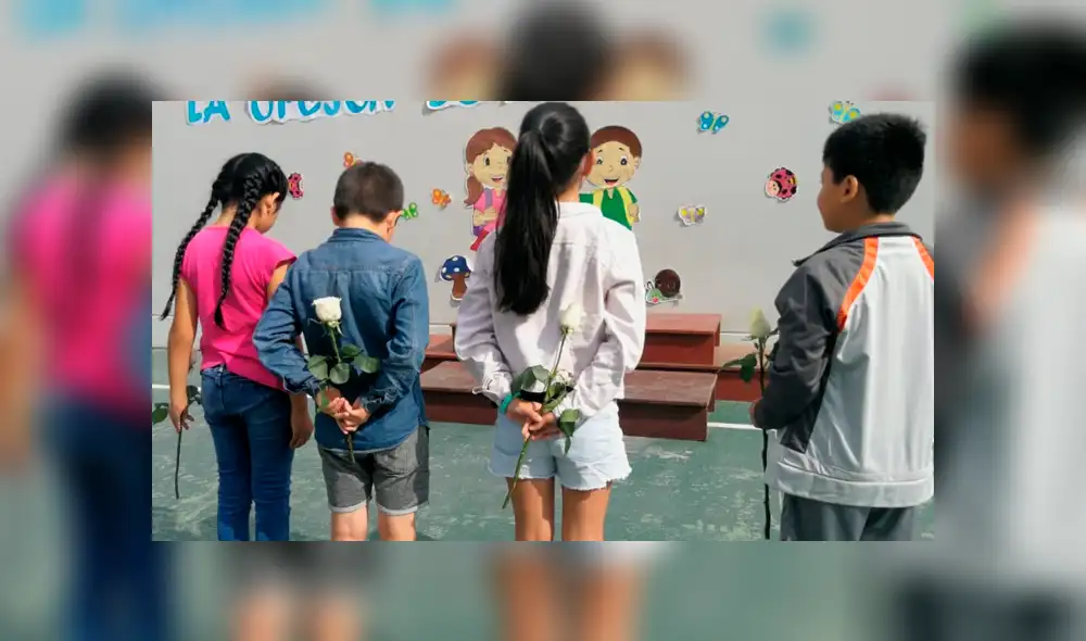 V.E.S.: Estudiantes del colegio Trilce reanudan clases con rosas blancas en las manos