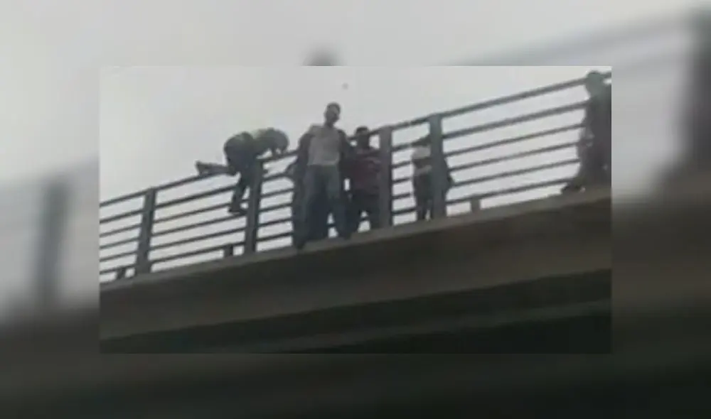 Cuatro serenos se acercaron a las barandas del puente para evitar el suicidio. (Foto: Captura de video / RPP) Cuatro serenos se acercaron a las barandas del puente para evitar el suicidio. (Foto: Captura de video / RPP)