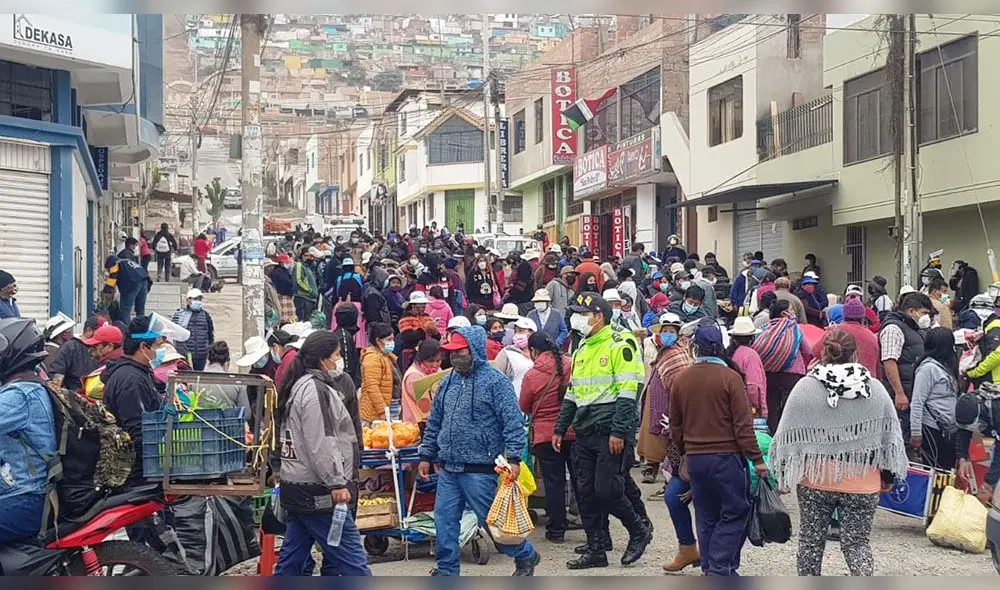 Gran cantidad de personas se aglomeró en esta zona de la ciudad de Tacna. Foto: La República.