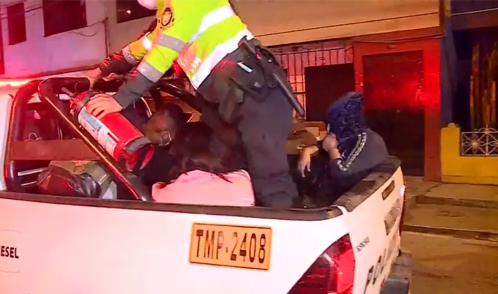 Luego de intentar escapar, cinco personas fueron intervenidas por la policía. (Foto: Captura América)