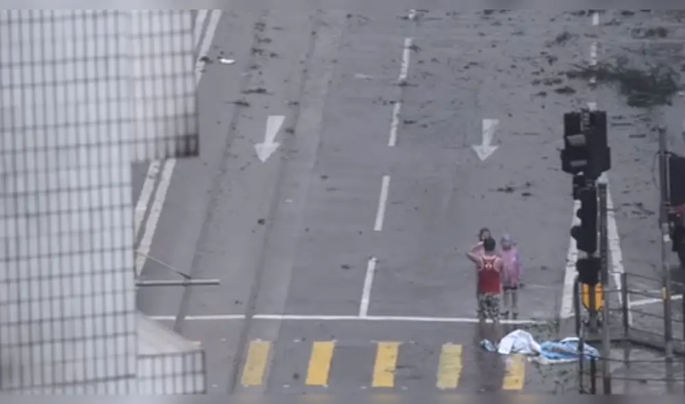 YouTube: Indignación por padre que fotografió a sus hijas durante tifón Mangkhut YouTube: Indignación por padre que fotografió a sus hijas durante tifón Mangkhut