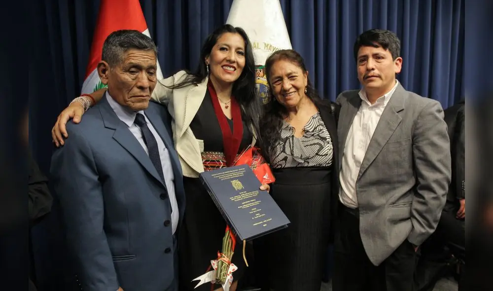 Junto a sus padres y su hermano en el auditorio de Letras, en San Marcos. Fotografía: Antonio Melgarejo.