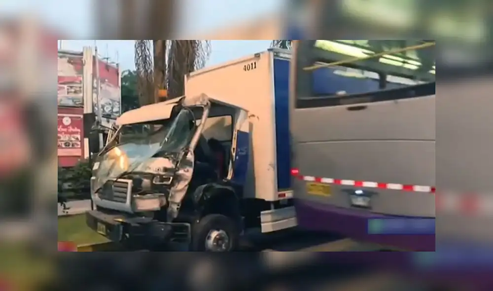 La cabina del camión municipal quedó destruida producto de chocar con un bus del corredor morado. (Foto: Captura Latina)