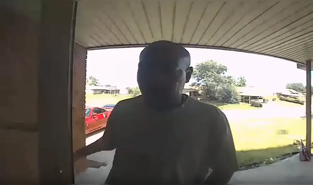 YouTube viral: criatura aparece de su escondite y le muerde la cara a un hombre [VIDEO] 