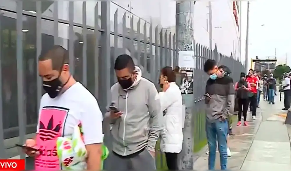 Clientes respetaban el distanciamiento social obligatorio. Foto: Captura / América Noticias