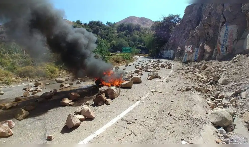 El tramo de la carretera Binacional, cerca al sector de Tumilaca fue bloqueado El tramo de la carretera Binacional, cerca al sector de Tumilaca fue bloqueado