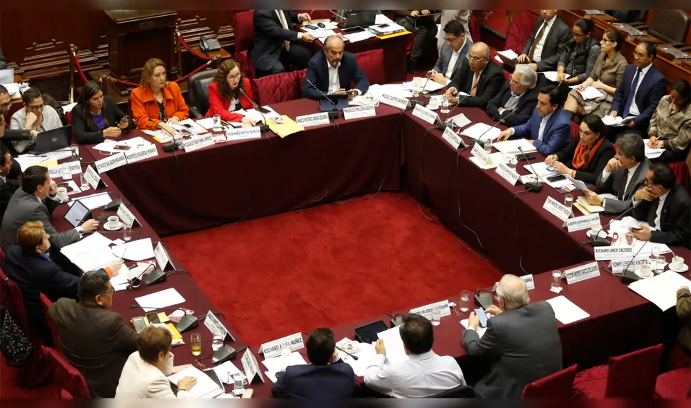 Adelanto de elecciones: Constitución aprobó predictamen que recomendaba su archivo