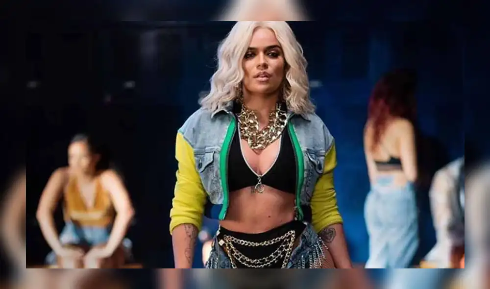 Karol G deja mudos a sus fans al quedarse desnuda en la playa