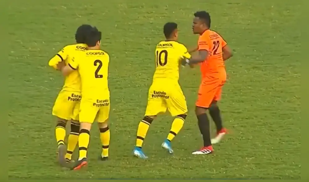 Los jugadores de Coopsol debieron intervenir para evitar una tragedia.