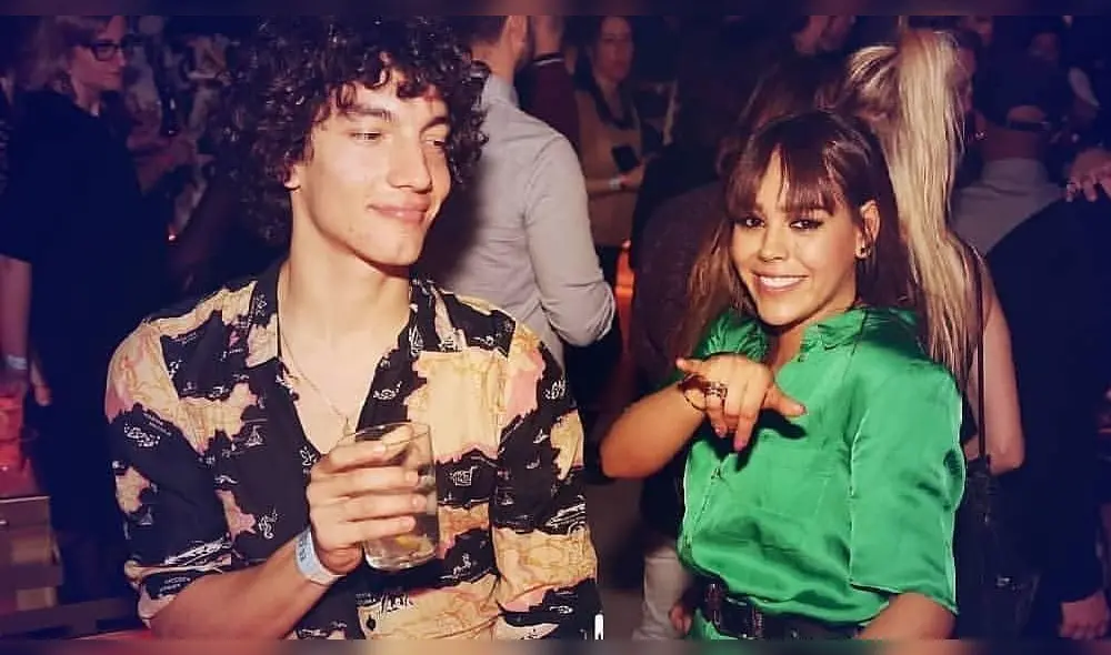 Actor de “Élite” da apasionado beso a Danna Paola en el cuello [VIDEO]