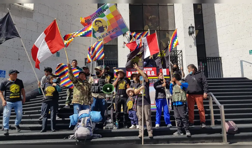 Militantes del etnocacerismo reunidos en la Plaza España de Arequipa. Foto: La República