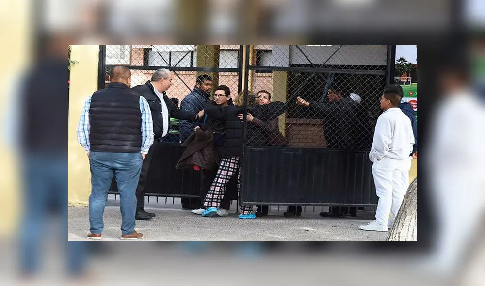 Familiares acudieron por sus hijos al Colegio Cervantes tras presentarse la balacera en la ciudad de Torreón en el estado de Coahuila. Foto: EFE